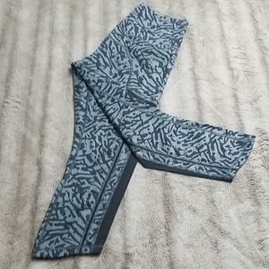 EUC Lululemon Hot to Street Crop